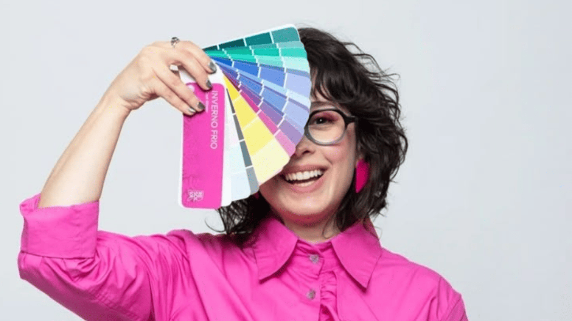 Colorimetría
Mujer con muestras de diversos colores